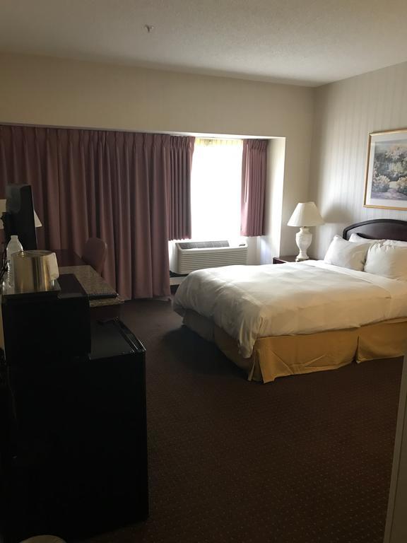 Four Points By Sheraton Cleveland-Eastlake Hotel Room photo